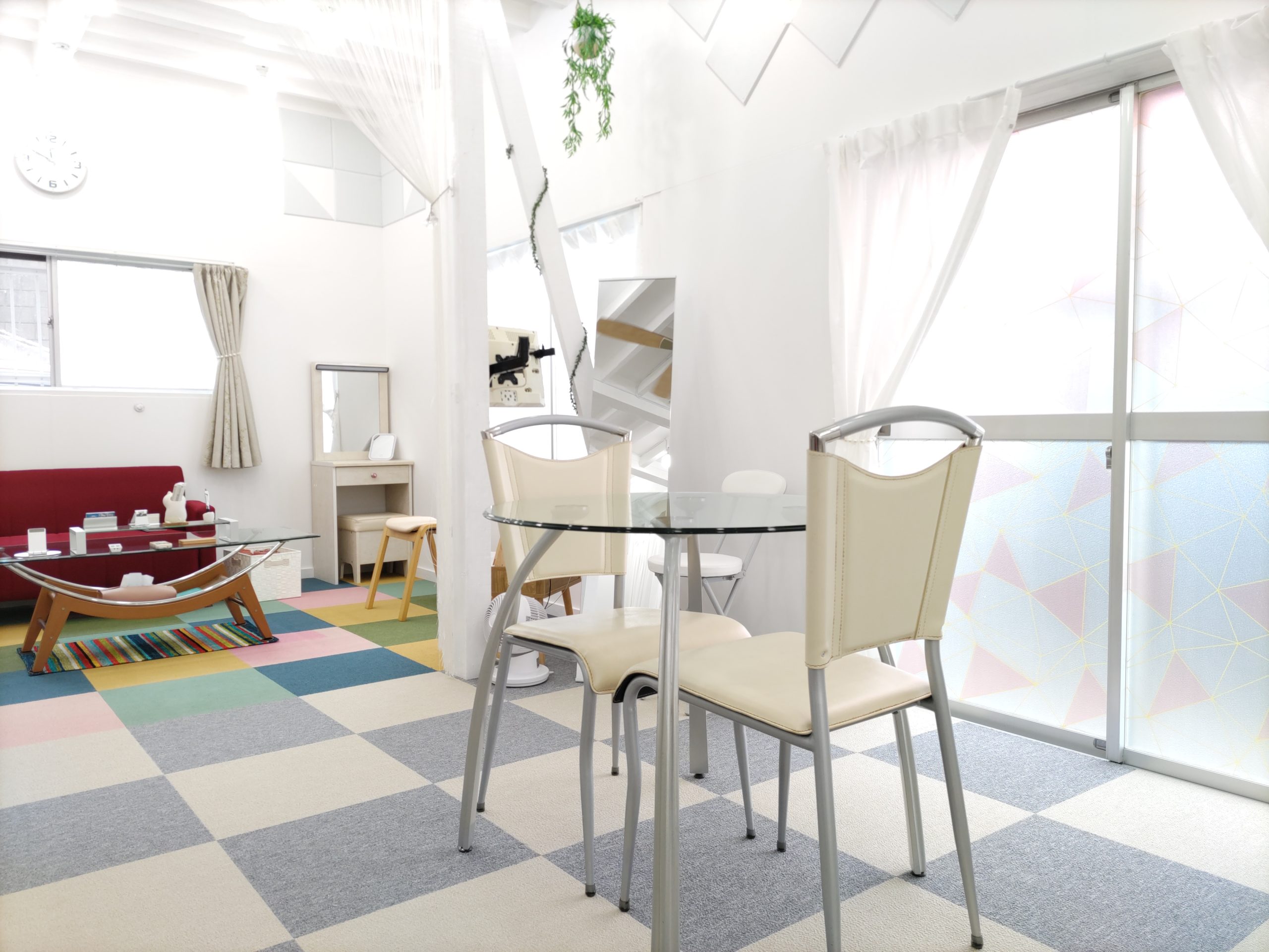 スタジオに新しいガラステーブルと椅子を導入