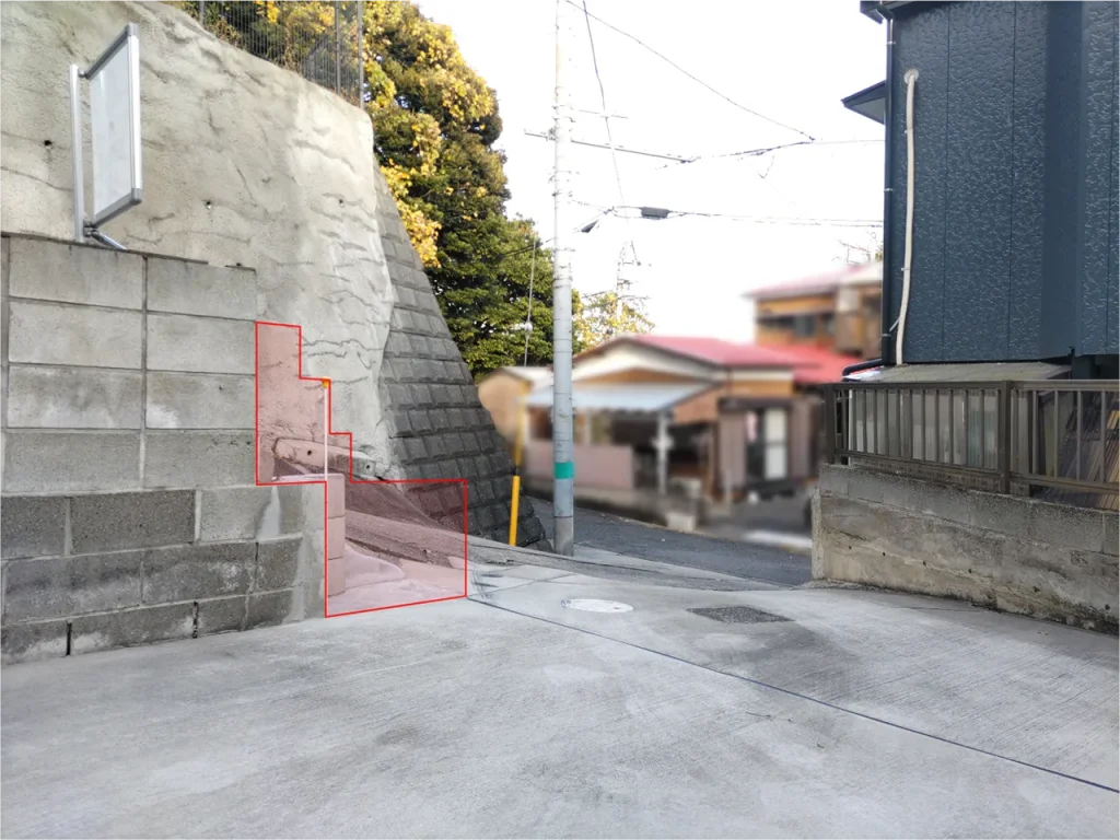 壁を取り壊したところが赤い部分です。