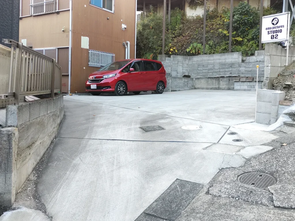 駐車場の入り口を拡張後、広くなった通路で出入りしやすくなった様子。